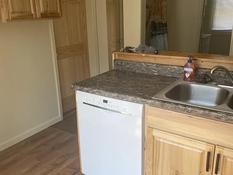 313 E College St — Photo 5
