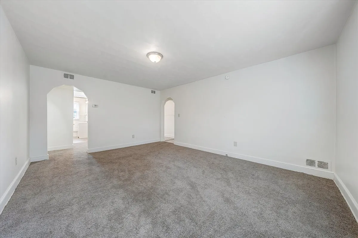 2 bed, 980 sqft, $985 — Photo 2
