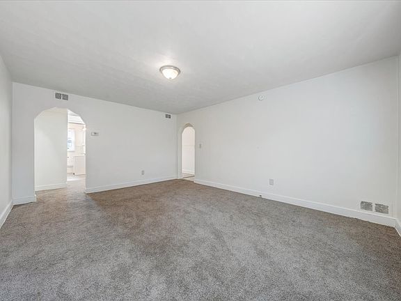 2nd image of 915 9th St SE #2