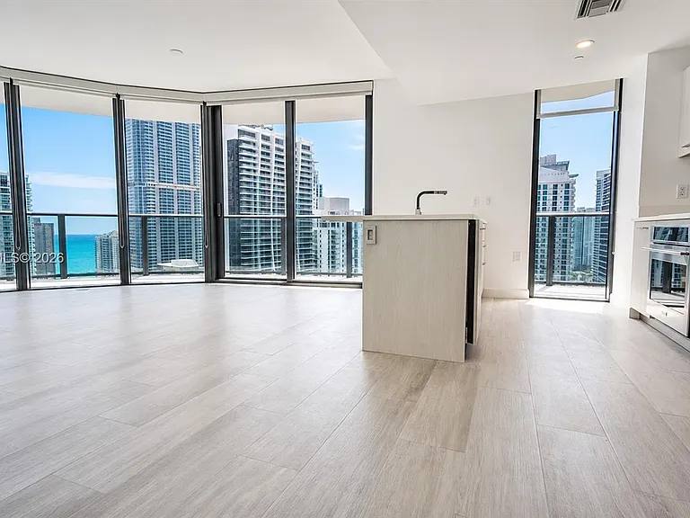 45 SW 9th St #3303 — Photo 4