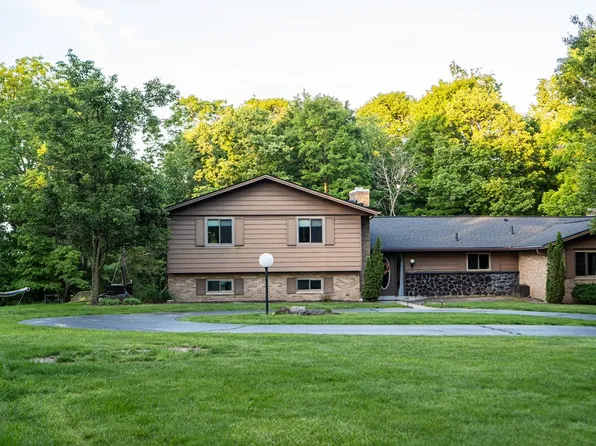 2564 Rustling Brook Ln, Dayton, OH 45434