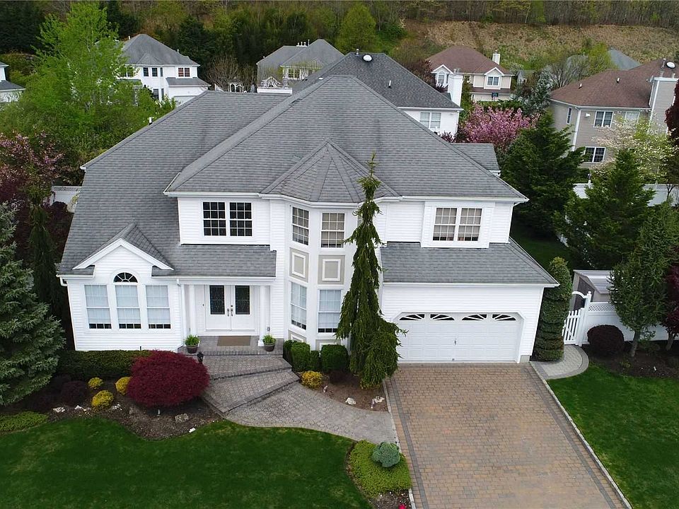 1st image of 11 Boxwood Ln