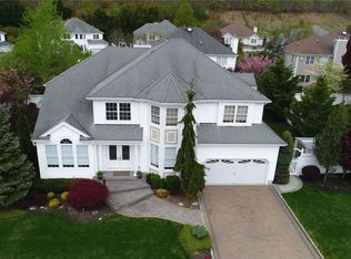11 Boxwood Ln, Farmingdale, NY 11735