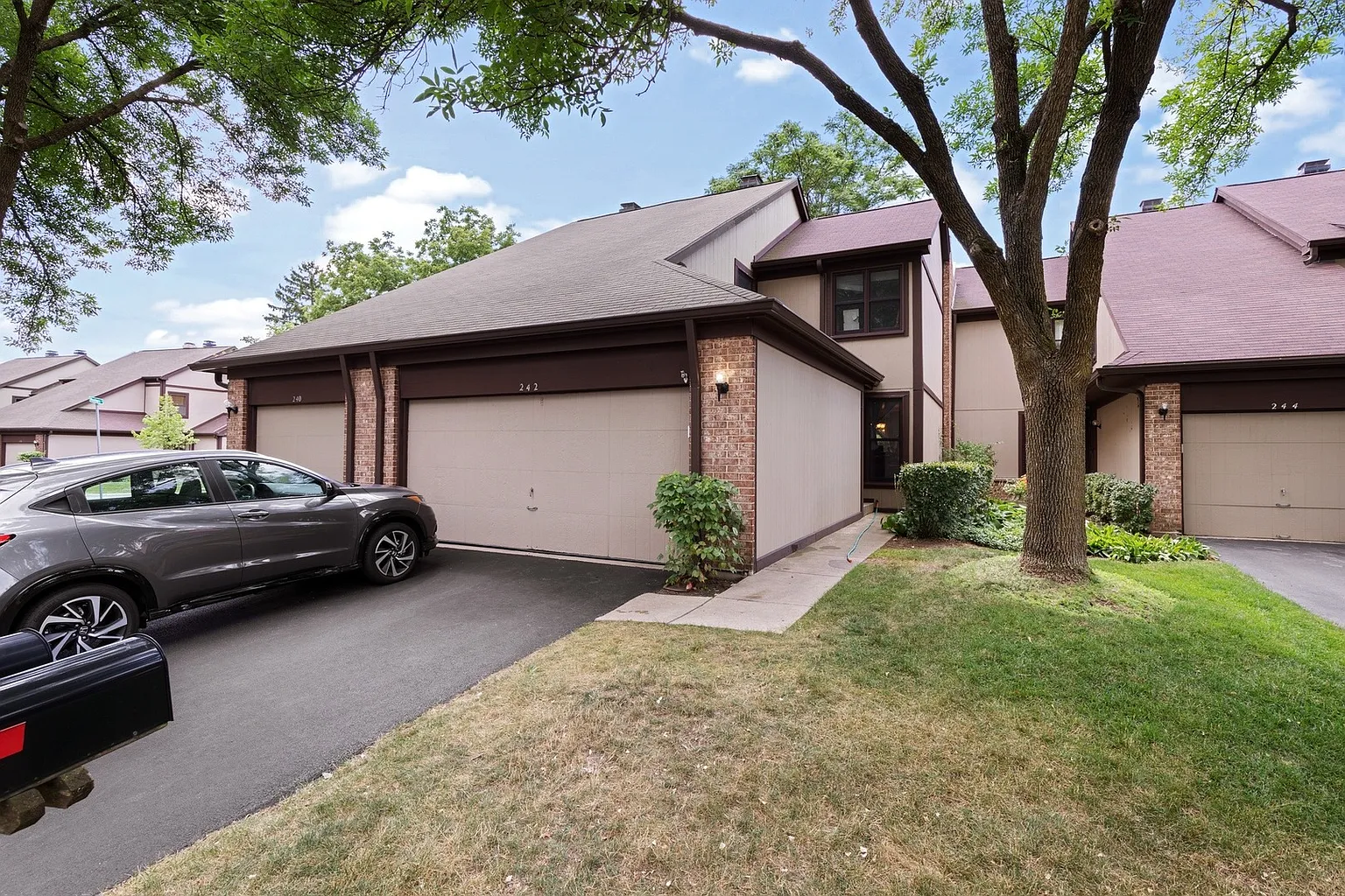242 Woodmere Ln photo 1