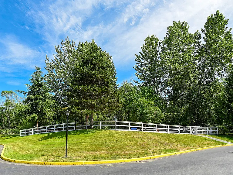 Bradley Park Apartments — Photo 44