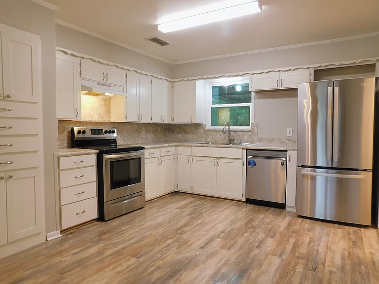325 W Jones St — Photo 9