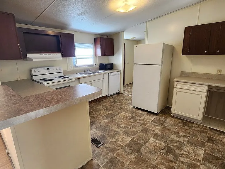 944 Hollywood Dr — Photo 4
