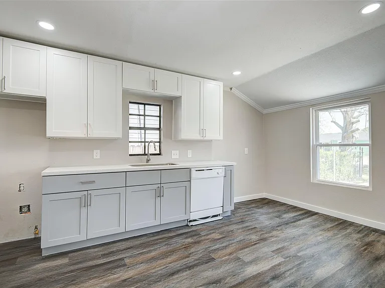 418 S Kansas St — Photo 5