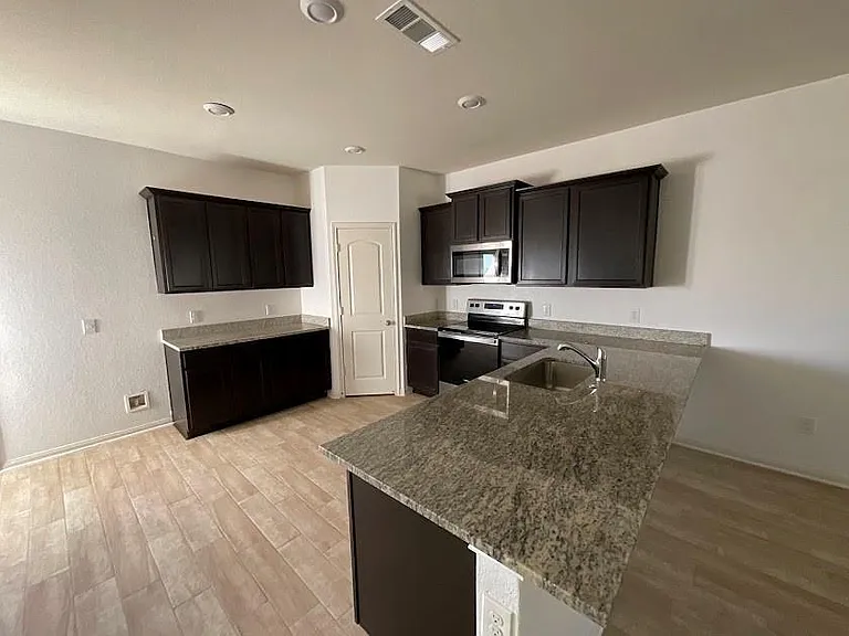 172 Allington Cir — Photo 8
