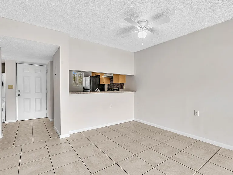 1020 Lake Victoria Dr #B — Photo 28