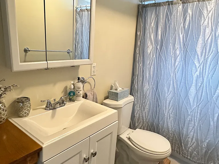 2061 Fitzwater St #1R — Photo 8