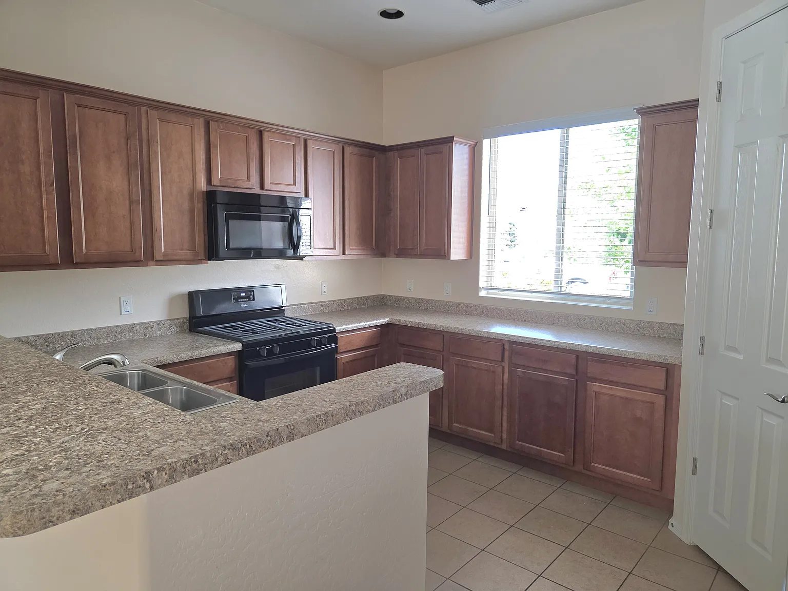 3 bed, 1590 sqft, $2,300 — Photo 3