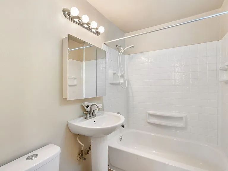 Dolphin Apartments: Leasing Specials! Great location in Kennewick — Photo 21