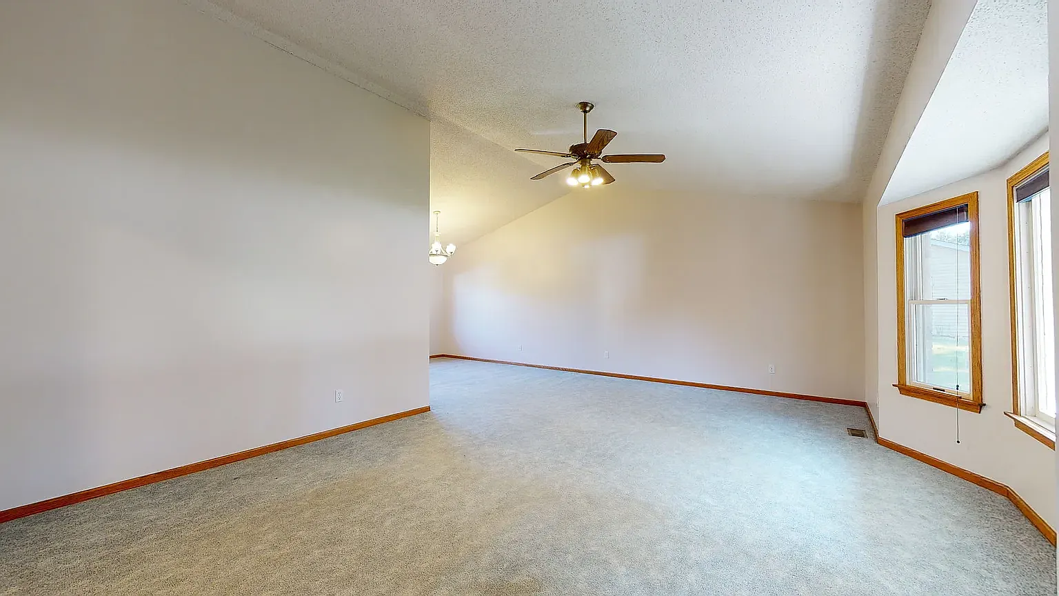 4 bed, 2400 sqft, $2,175 — Photo 4