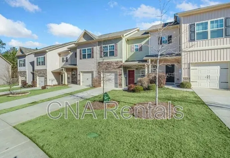 596 Oakside Pl — Photo 2