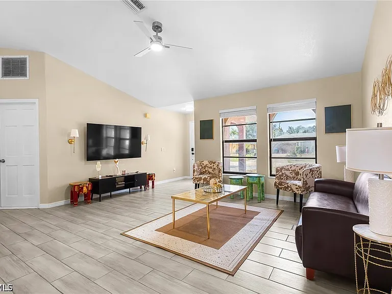 930 SW 34th St — Photo 14