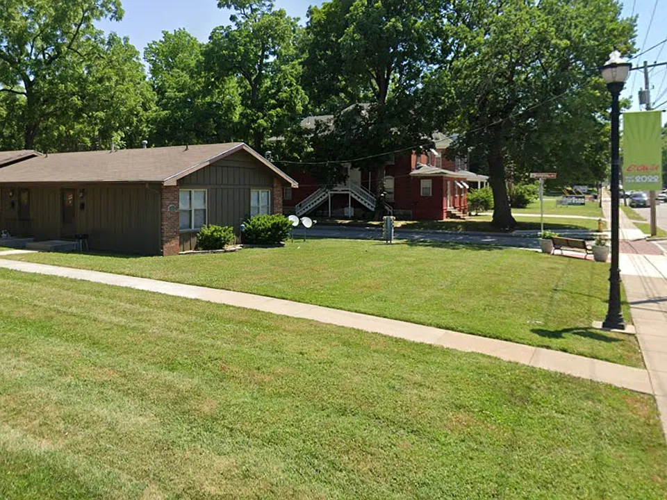 1047 E Walnut St #2