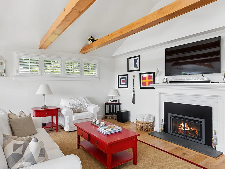 33 Bay Ave — Photo 3
