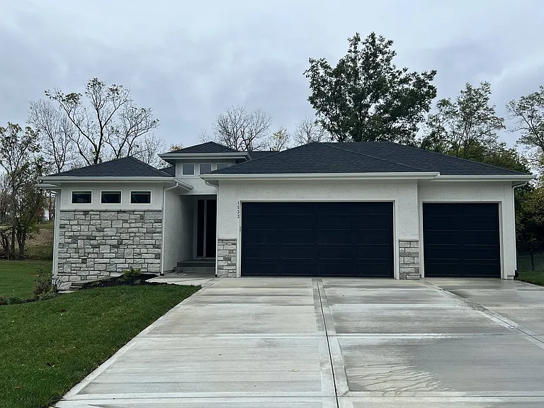 1533 SW Hedgewood Ln — Photo 1