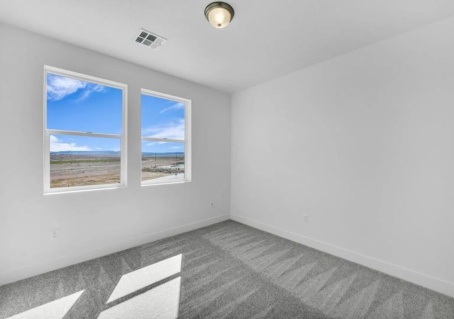 Desert Color 2 Bedroom Condo. 6 Month Lease! — Photo 1