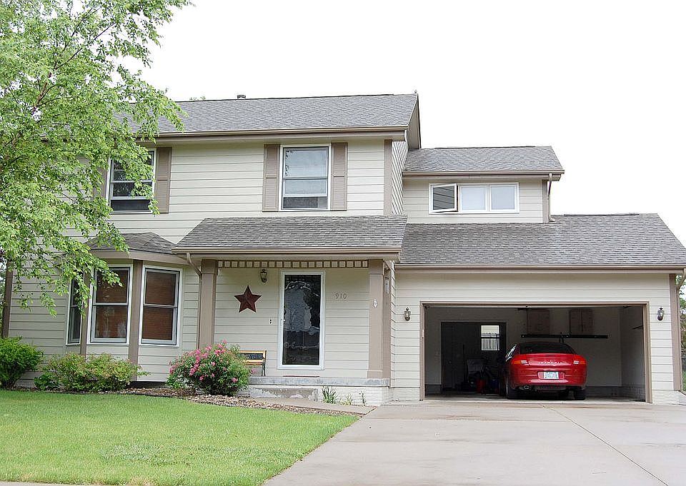 1st image of 910 NW Cedarwood Dr