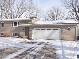 912 S Nicholas Ave, Brandon, SD 57005