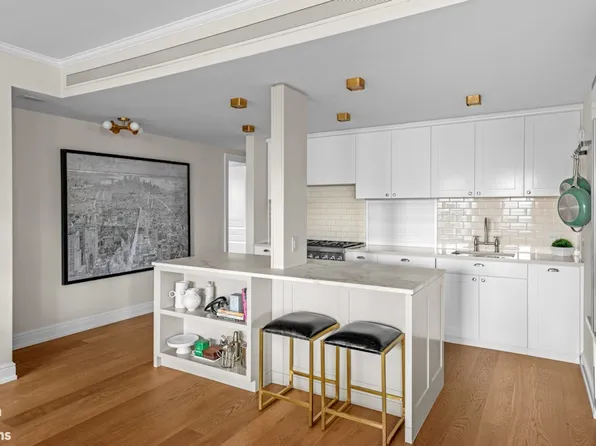 32 Washington Square West image 9 of 26