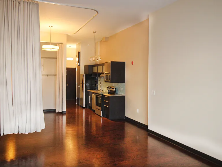 320 W North St — Photo 11