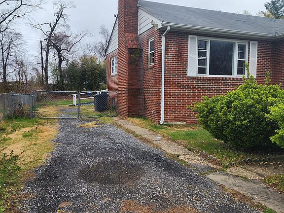 3rd image of 1010 Stewart Ln