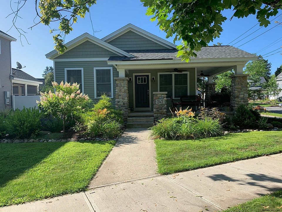 242 Grand Ave, Saratoga Springs, NY 12866 Zillow