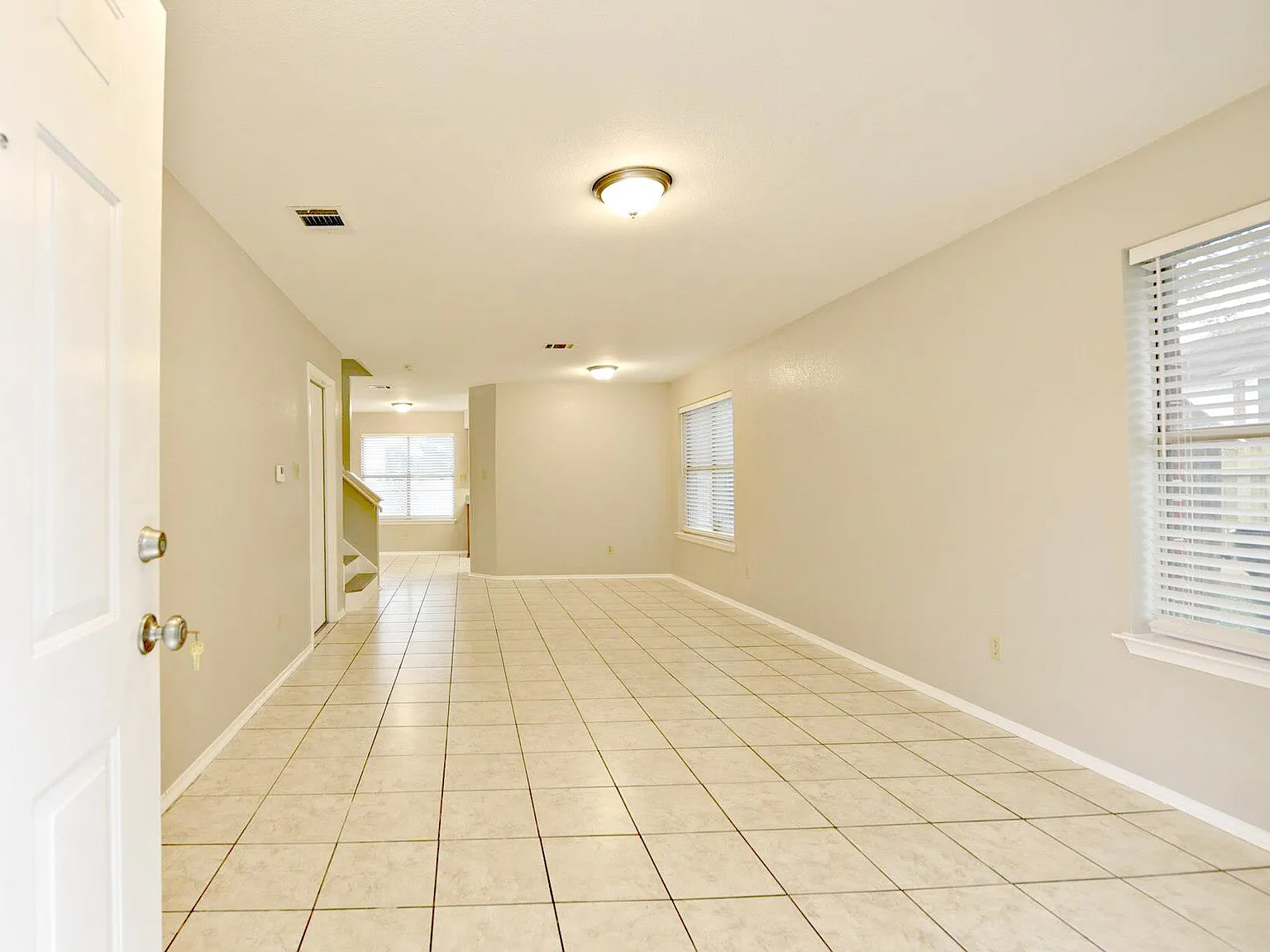 4 bed, 2.5 bath, 1934 sqft, $2,095 — Photo 3