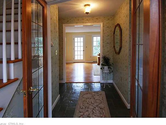 4th image of 45 Carriage Hill Dr