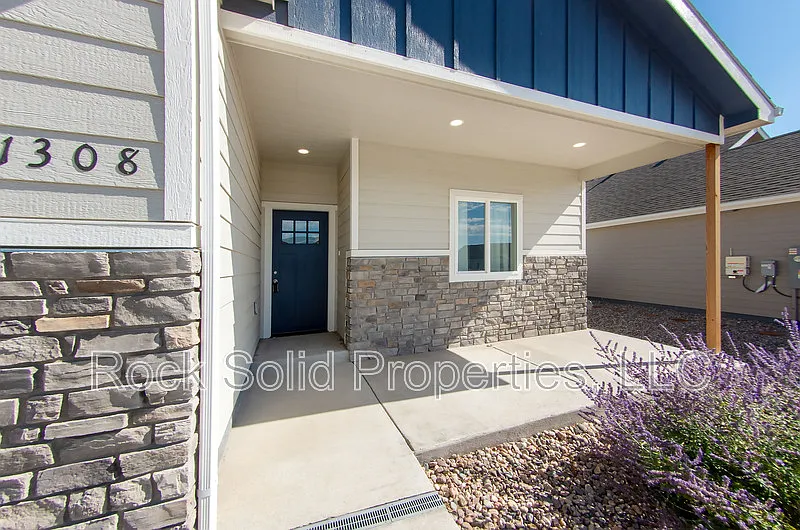 3 bed, 2.0 bath, 1541 sqft, $2,595 — Photo 2