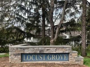 8 Ivy Ct, Fishkill, NY 12524