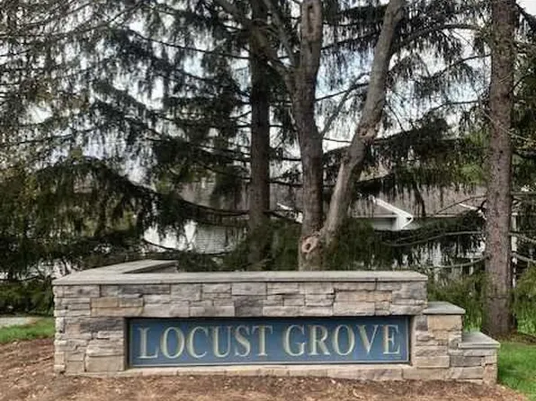 8 Ivy Ct, Fishkill, NY 12524