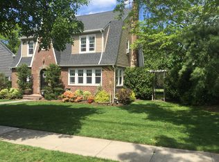 384 Congress Ave, Williston Park, NY 11596
