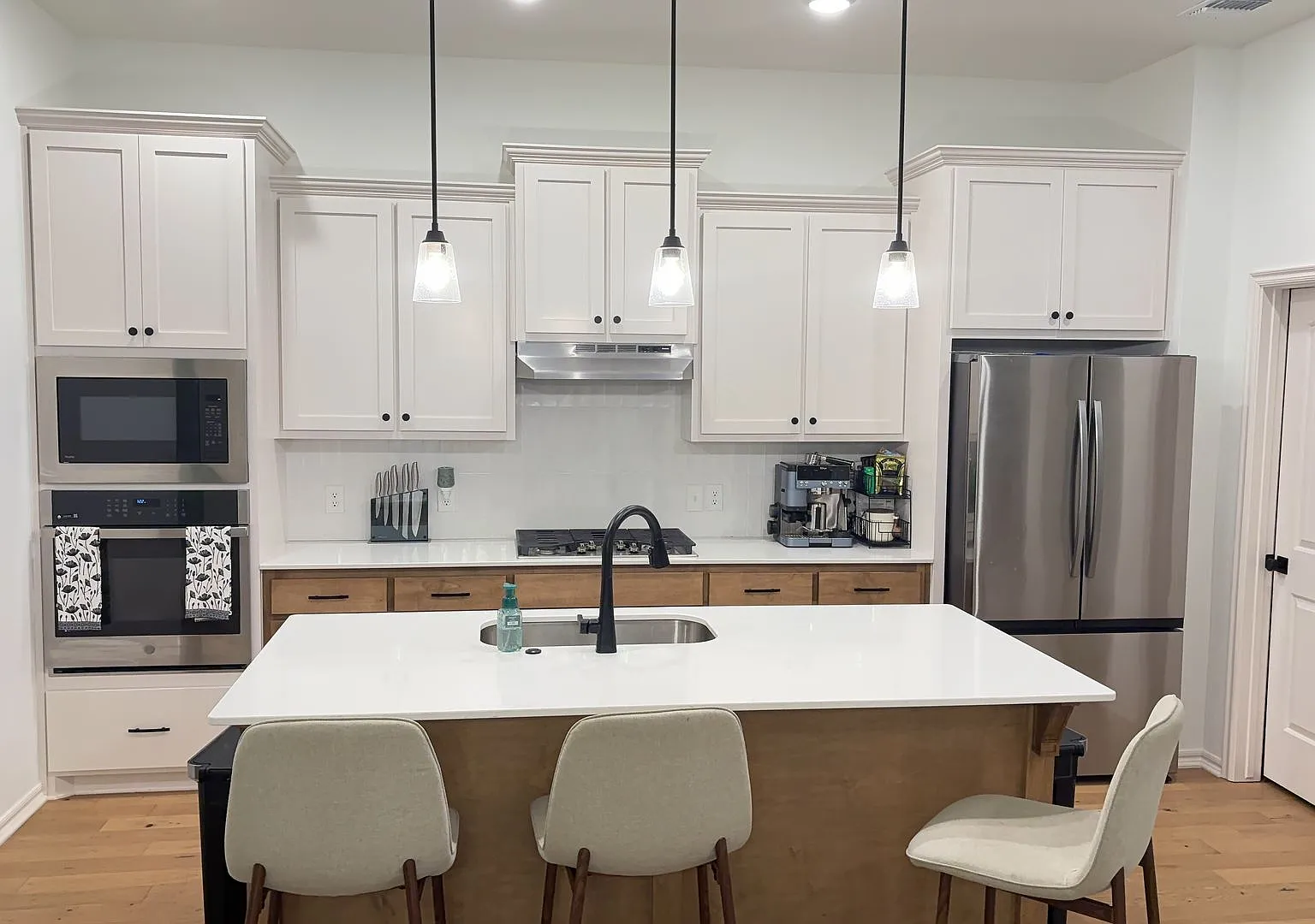 Very Nice 4 Bedroom 2 Bathroom House in Mustang Schools — Photo 4