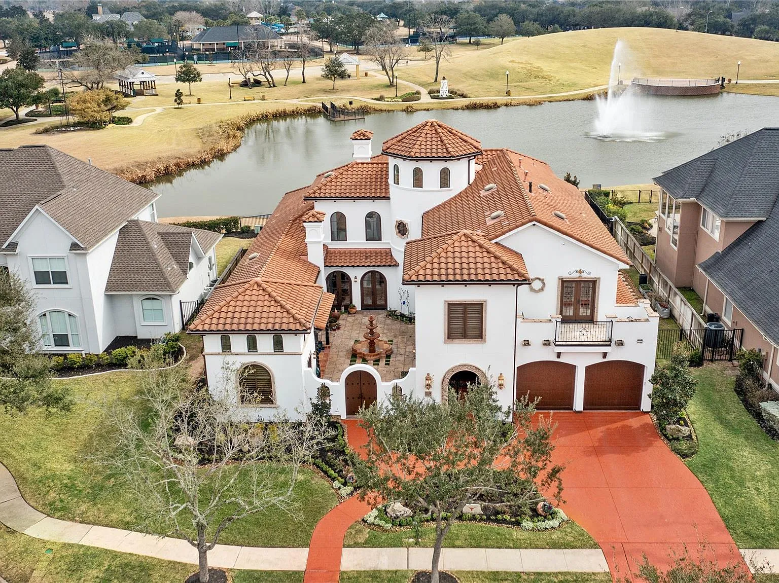 5 bed, 4.5 bath, 6099 sqft, $10,000 — Photo 4