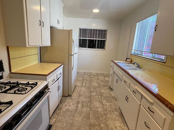 5th image of 2232 N Beachwood Dr #19