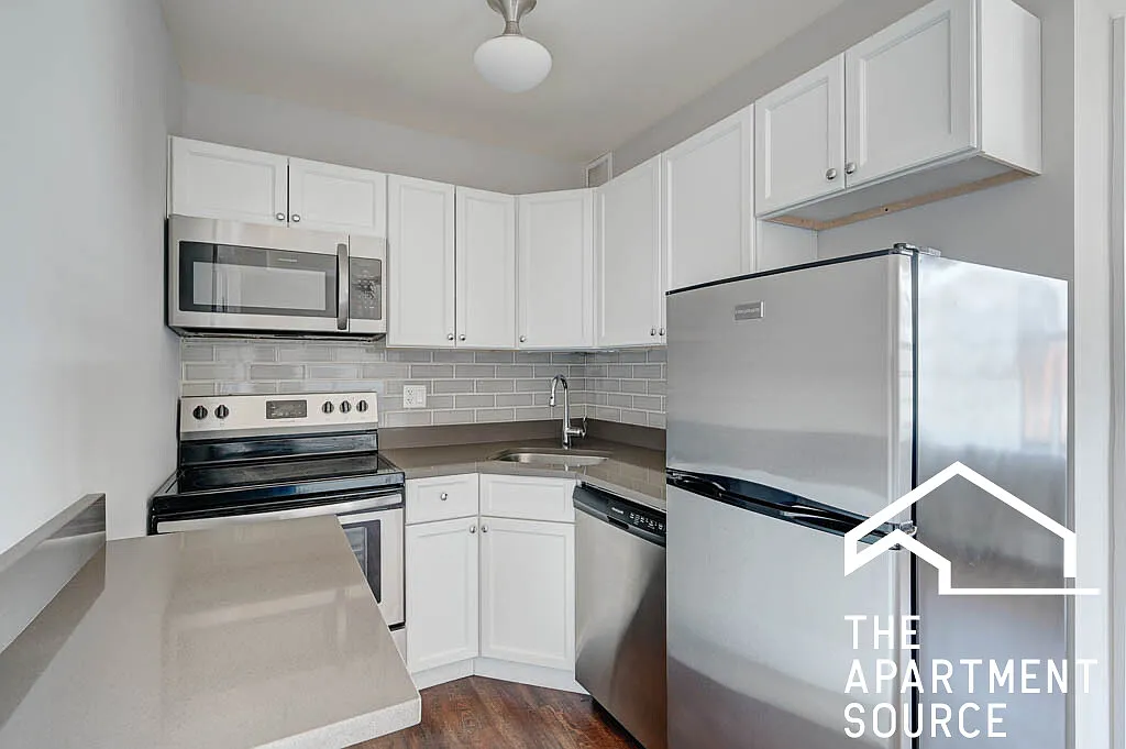 Photo 2 of 11 - 817 W Lakeside Pl #206 - Chicago, IL Building Photo - 817 W Lakeside Pl #206