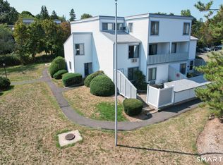 2 Hamre Ln #D, Branford, CT 06405