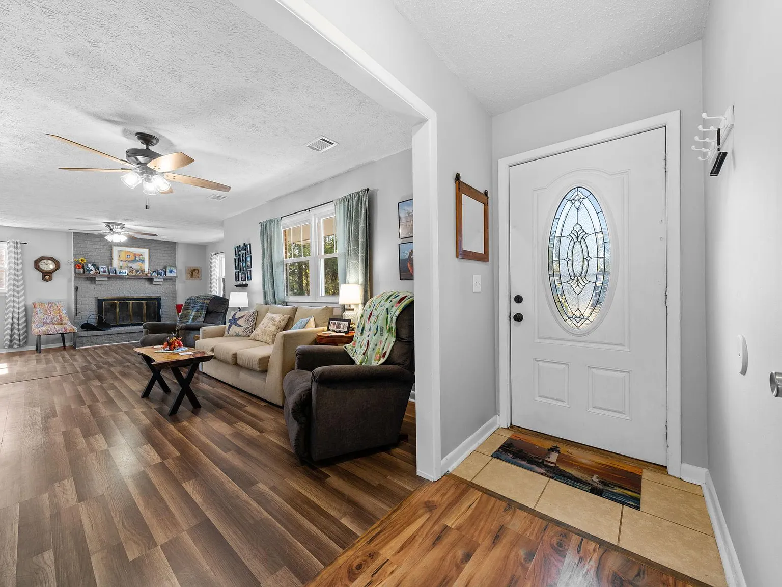 3 bed, 1.5 bath, 1479 sqft, $2,000 — Photo 2