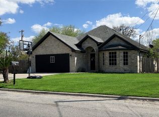 614 Cactus Ave, Alice, TX 78332