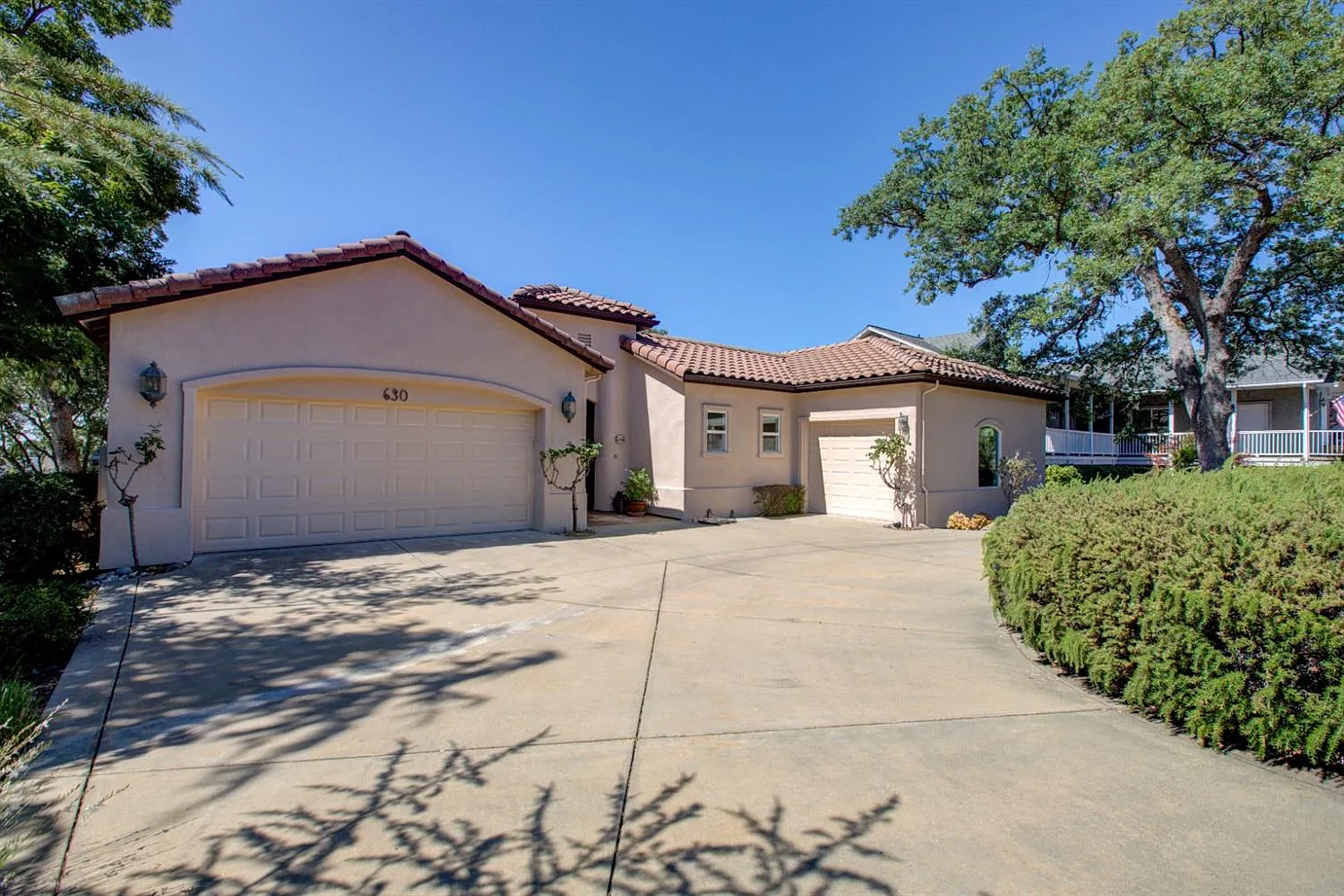 630 Live Oak Dr photo 1
