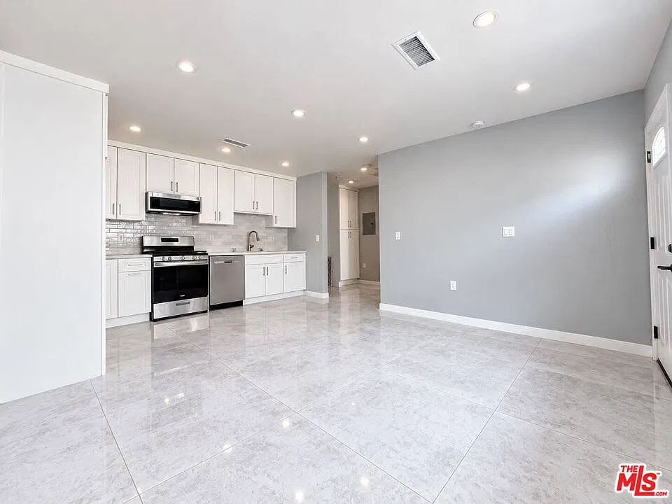 2 bed, 1.0 bath, 800 sqft, $2,700 — Photo 2