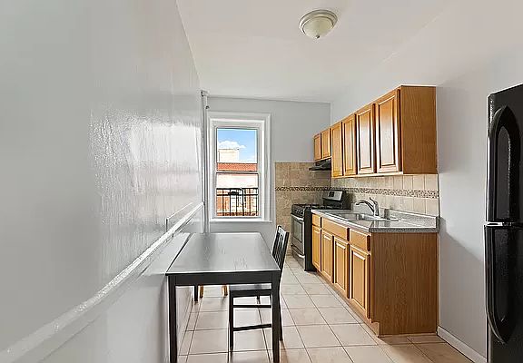 5th image of 374 S 2nd St APT 37