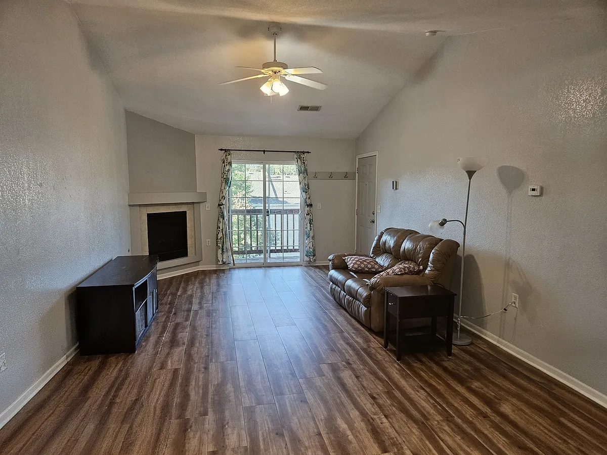 Building Photo - 1221 University Ave #B302