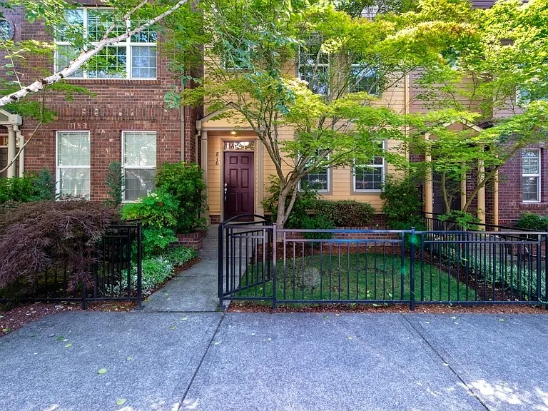 816 NE Caden Ave — Photo 2