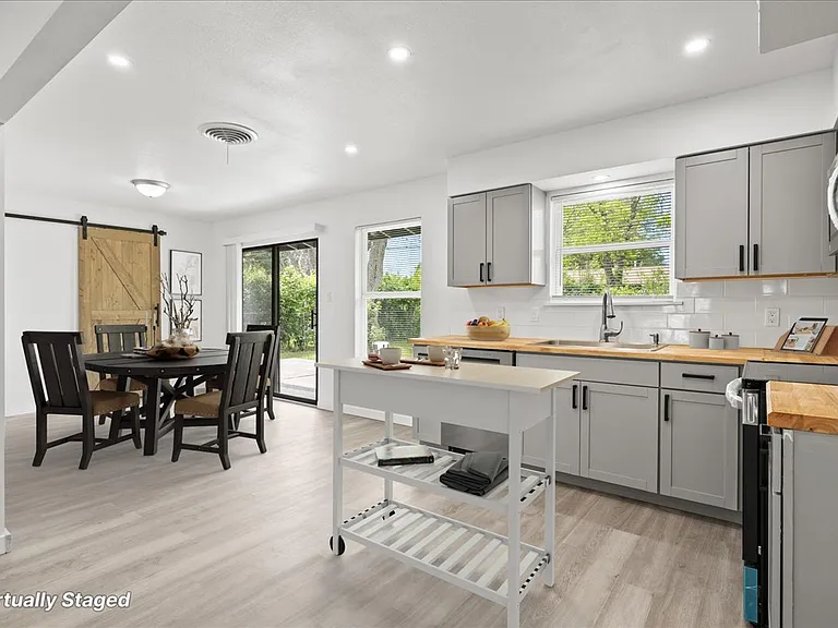 317 E Wright Blvd — Photo 2