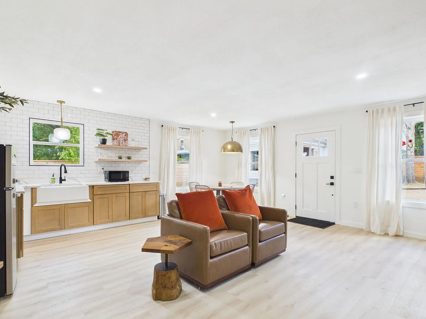 Modern 1 Bedroom with Stylish Black & White Finishes — Photo 4